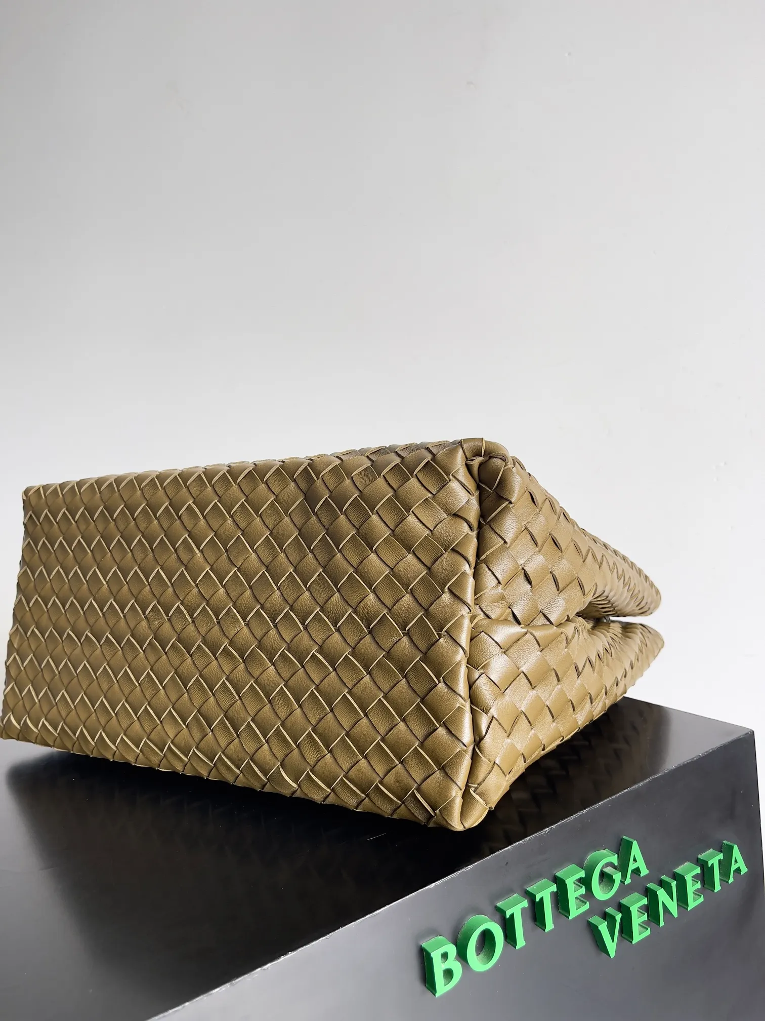 Batch 3760 Recently, the same style of bag that celebrities love is both high-end and practical. Michelle Yeoh, Kim Namjoon, Jing Boran, Tong Liya, Sun Qian, Wu Qianyu, Du Juan, Ma Yili and Bai Baihe are all carrying Bottega Veneta summer series Andiamo handbags. Andiamo has a simple structure and rounded lines. The whole piece is made of Nappa leather. It is comfortable, soft and dynamic. It adds interest to daily life and can be easily matched with various styles. Andiamo handbags are available in three sizes: small, medium and large. There are many colors to choose from, which can meet different needs. You can really carry it whether it is daily or attending events. Style number: 743575 Size: 45*22*34 including handle height 44cm